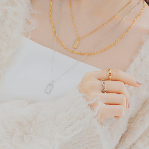 青山なぎさコラボジュエリー2024モデル 青山なぎささんが着用しているアップ画像