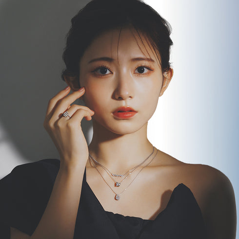 20周年限定プライスのティアドロップシリーズを着用した青山なぎささんの画像